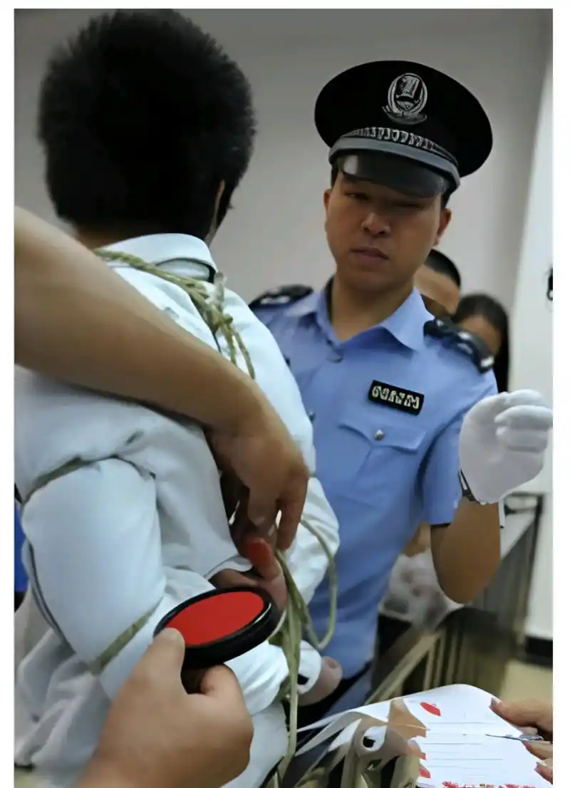 在死亡执行书上按下手印后,在几名法警押解下,被带往刑场执行死刑