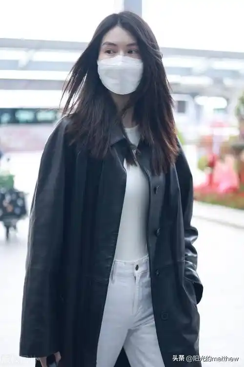 何穗上海机场出发,穿纯色大衣时尚洋气