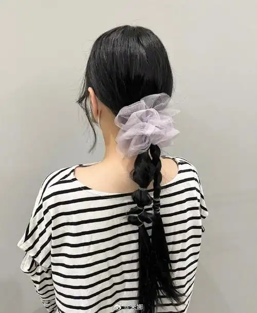 湿气满满的梅雨季9715披发乱糟糟的,根本没有发型