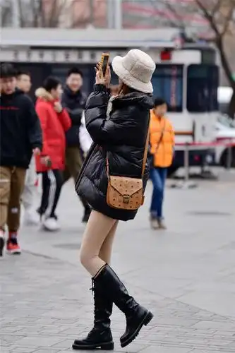 冬季要穿出保暖效果,还要展示身材,打底裤会起到很好的作用,而且有着