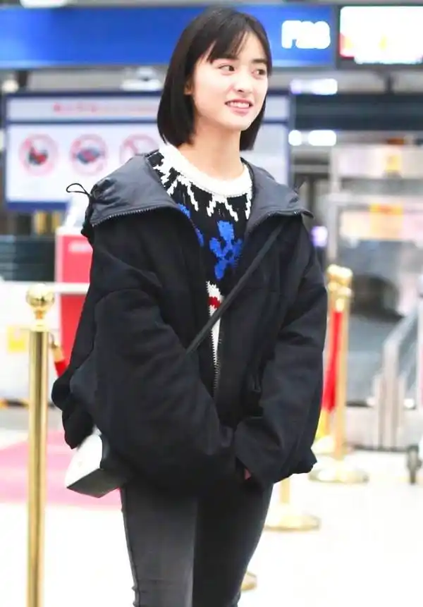 沈月穿紧身裤却不p图,而穿出的"狗熊腿"火了,目测不到一米!