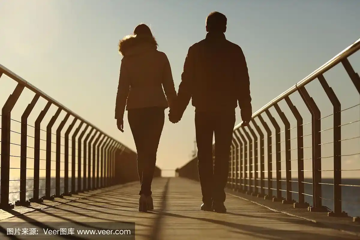 一对夫妇的背影,手牵着手