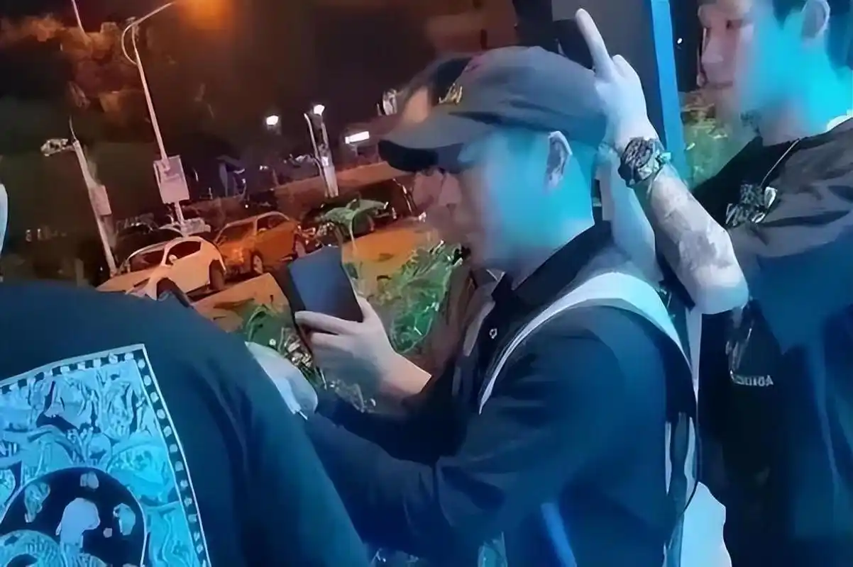 回顾:厦门路虎车内一对男女,激情狂欢2小时,网友:战斗力可以