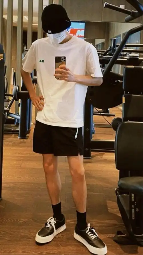 白敬亭运动风随拍