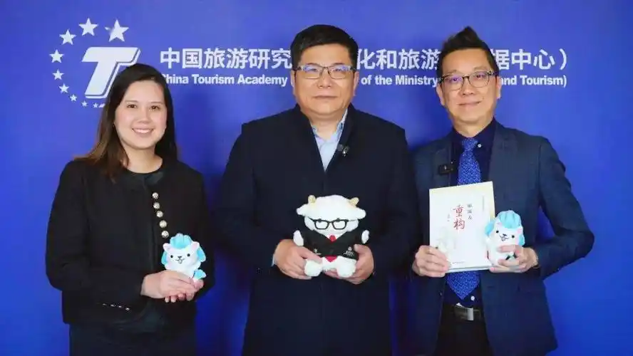 左:新加坡旅游局华北区处长杜玲慧女士中:全国政协委员,中国旅游研究