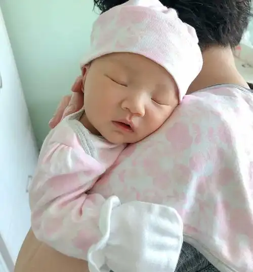 王祖蓝女儿满月,小公主第一次被带出门散步晒太阳,睡得十分香甜