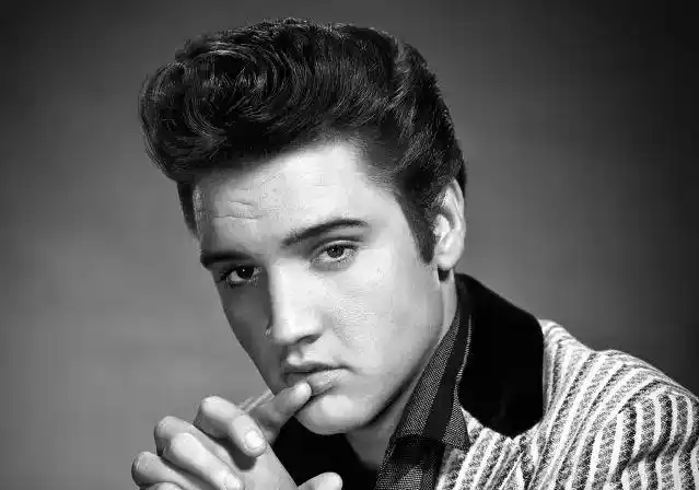 留着独特的鬓角,而且舞蹈常伴有激烈的臀部扭动动作,得名猫王