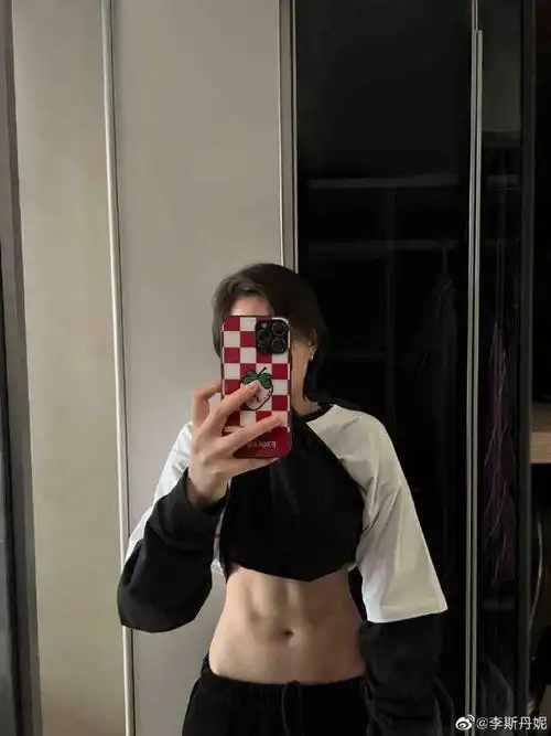 李斯丹妮晒六宫格腹肌照##李斯丹妮说准备好过夏天了