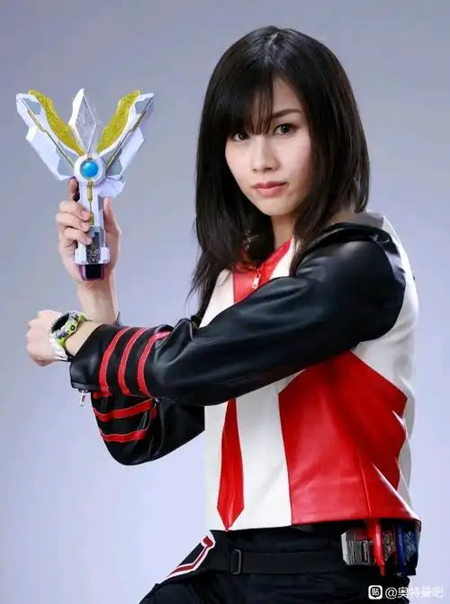 变身为扳机的居间惠队长