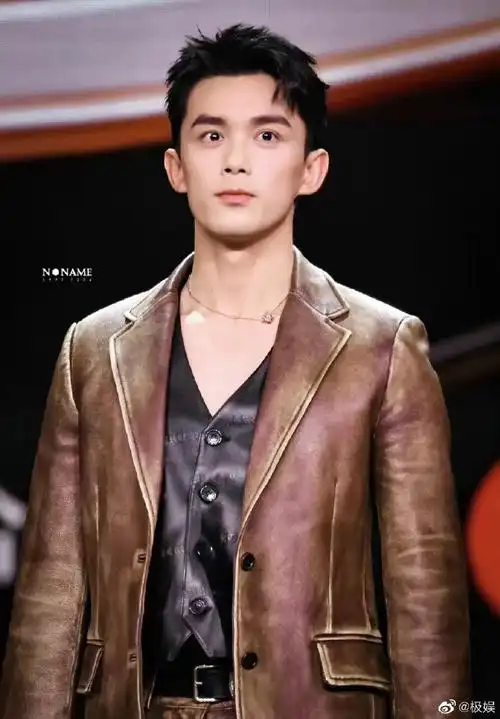 吴磊棕色皮衣造型##吴磊
