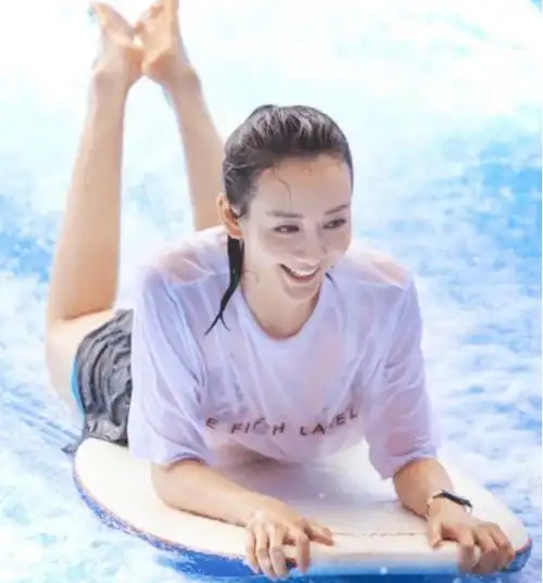 有种狂放叫王鸥,穿"保险裤"直接下水,浮出水面那刻谁看了不心动?