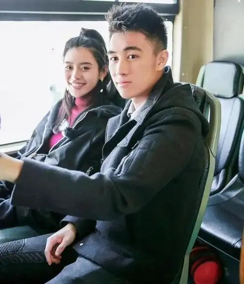 何猷君迪拜看展被偶遇,全程护妻超恩爱,身高差距被调侃像姐弟