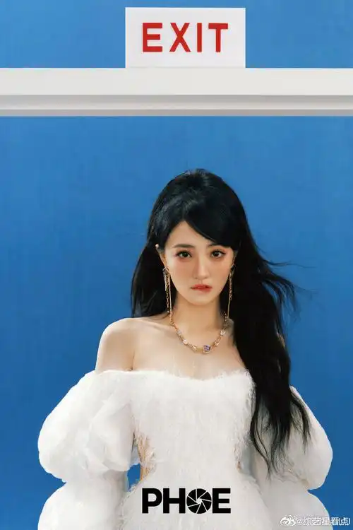 徐璐露肩咬唇##徐璐露肩咬唇照