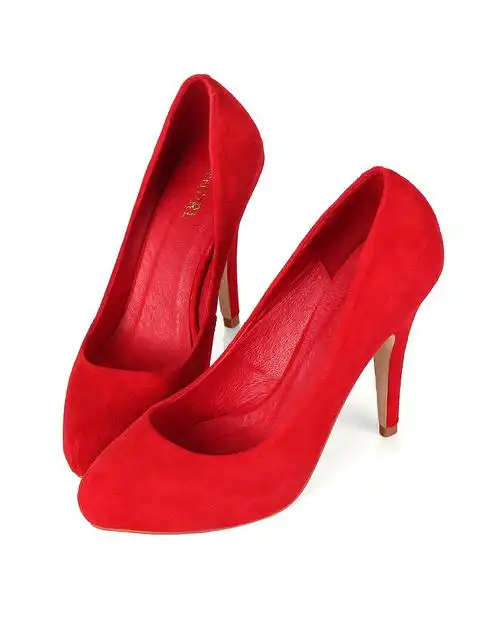 红色尖头高跟鞋