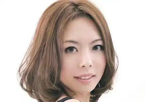 烫短发图片look 甜美不是优雅大方中年人hold住_发型造型_宝妈时尚