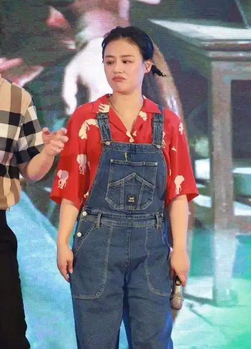 马思纯车内抽烟被曝光吞云吐雾像老手在妈妈面前也不避讳