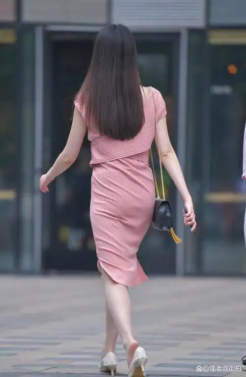 在众多的服装款式中,粉色针织半袖连衣裙凭借其独特的魅力,成为了许多