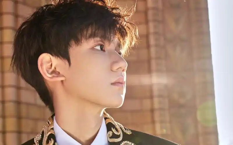 王源冷峻帅气写真图片桌面壁纸