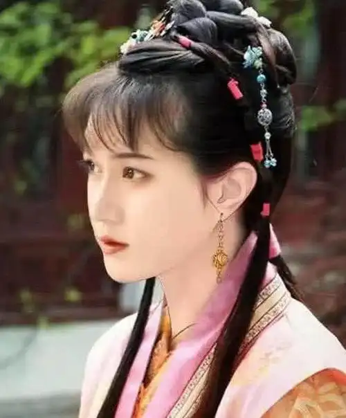 在剧中也有可能是因为剧情需要让他们演一个男扮女装或者是女扮男装的