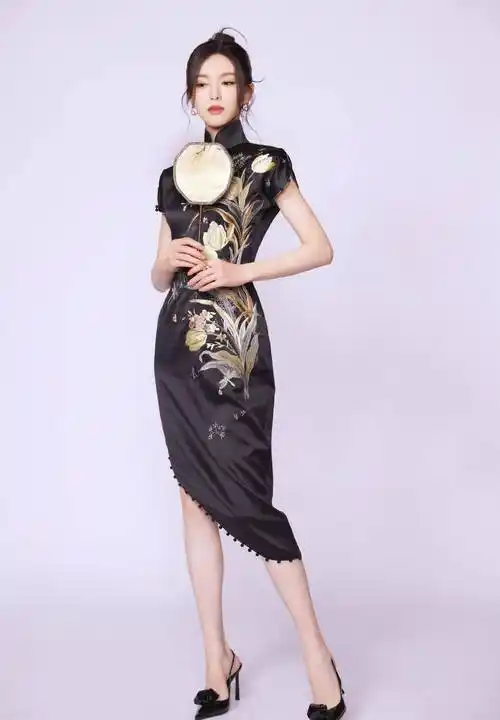 39岁的唐嫣太美了!黑色旗袍配金色印花,身材性感,女人味十足!