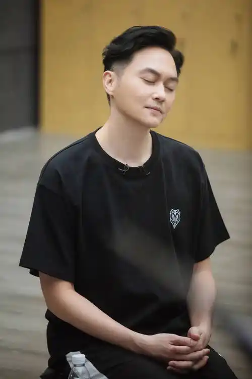 张智霖闭目感受歌曲情感 似已在音乐世界徜徉梁汉文认真排练唱跳 出拳