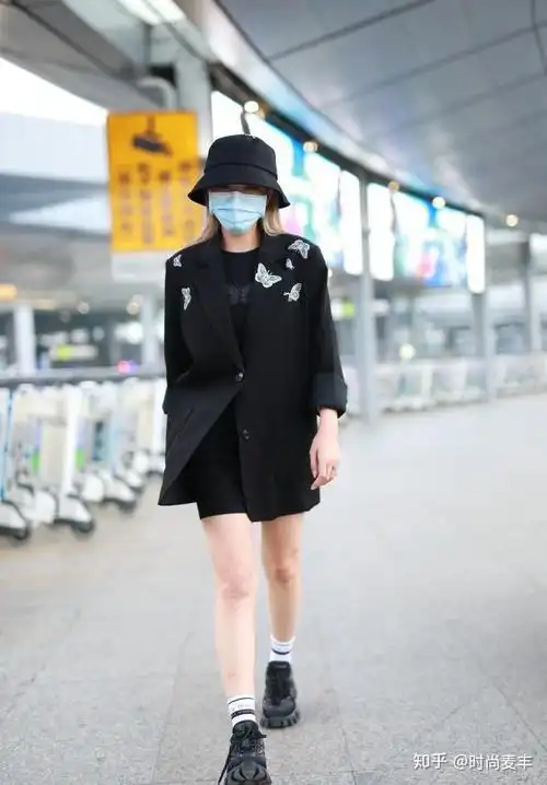 周扬青状态不错穿蝴蝶西装配黑色修身裙秀女团腿强势吸睛