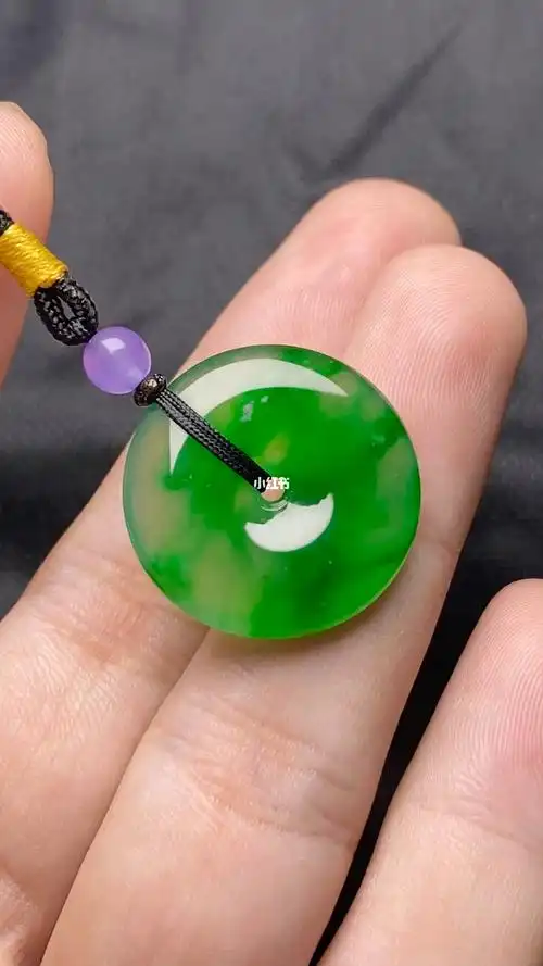 揭阳翡翠这么漂亮的高冰绿平安扣不多见啦