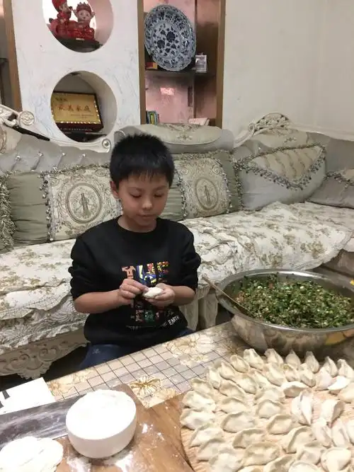 铁西路小学四四班学生春节包饺子展示