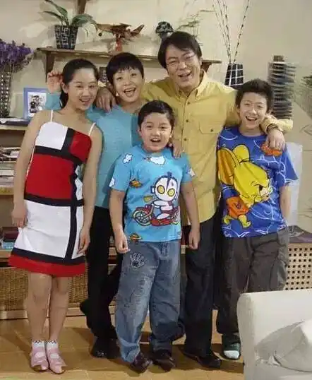 类似《我爱我家》中的和平,亦或是《家有儿女》中的刘梅,都是我们记忆
