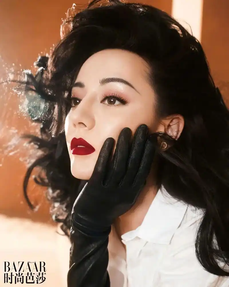 迪丽热巴化身复古摩登女郎,尽情展现明媚姿态#迪丽热巴 #写真 - 抖音