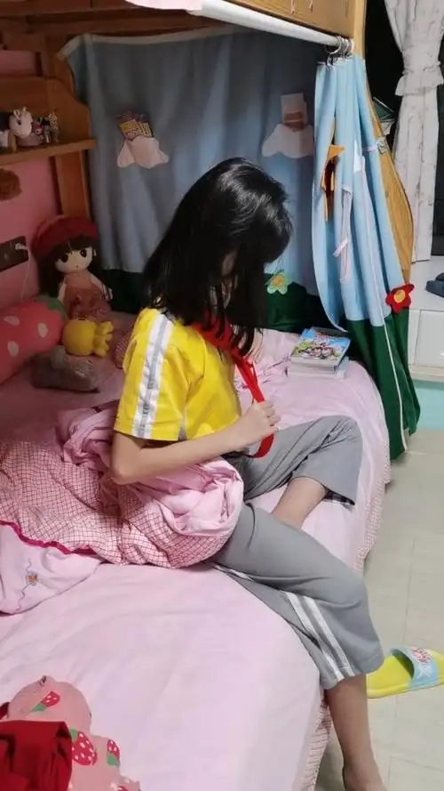 为了早上上学节省点时间,两姐妹穿着校服睡觉就算了,姐姐还把红领巾打
