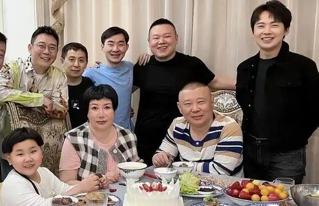 抛弃落魄的郭德纲离别4岁郭麒麟远赴日本工作的胡中惠如何了