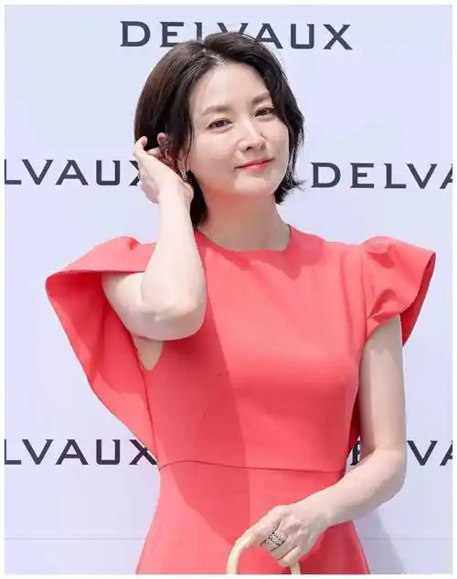 52岁李英爱新剪了短发年轻20岁,穿橙红色连衣裙,美得像换了个人