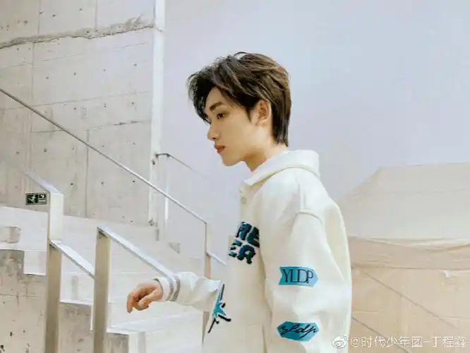 丁程鑫侧拍两宫格##丁程鑫白色字母外套