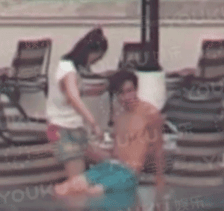 表情白百何戳了你一下