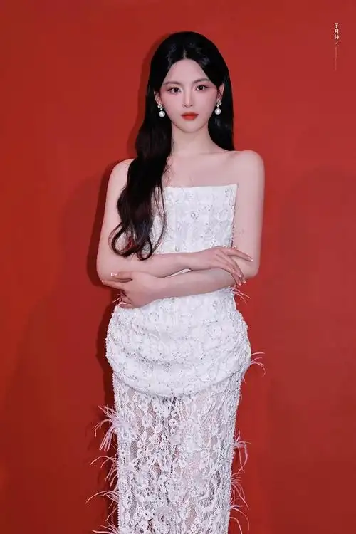 杨超越钉珠蕾丝裙##杨超越上海时装周