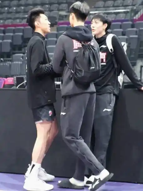 胡明轩的一声"sunny"开启了赛前social环节,两队踩场训练间隙,队员们