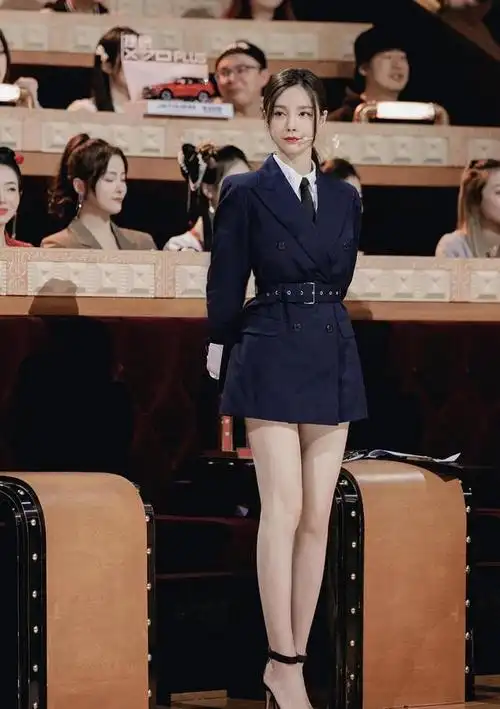 沈梦辰才是真腿精穿灰蓝色吊带腿大秀美腿女神气质十足