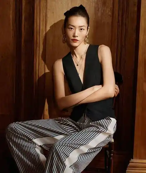 凸显奢华感营造奢华感的关键在于粗心,过度费力,所以刘雯在穿衣搭配时