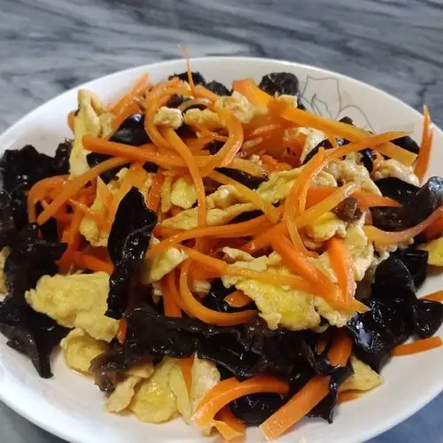 好学上进小吃货做的胡萝卜鸡蛋炒木耳