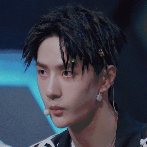 王一博歪嘴笑梦回蓝忘机##王一博