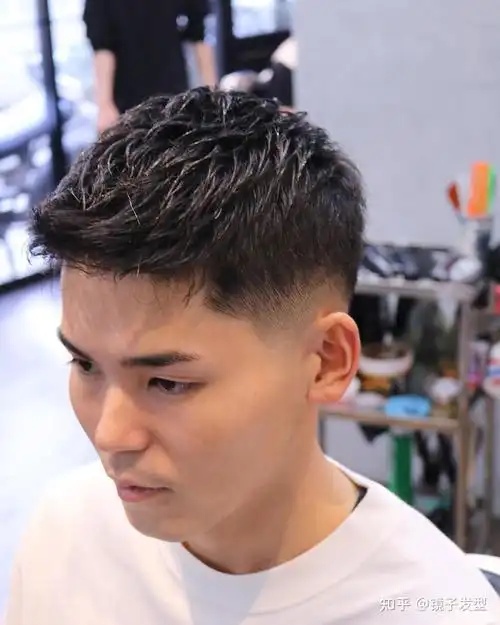 飞机头算是男发当中立体效果最好的一种发型了,时尚的造型适合大多数