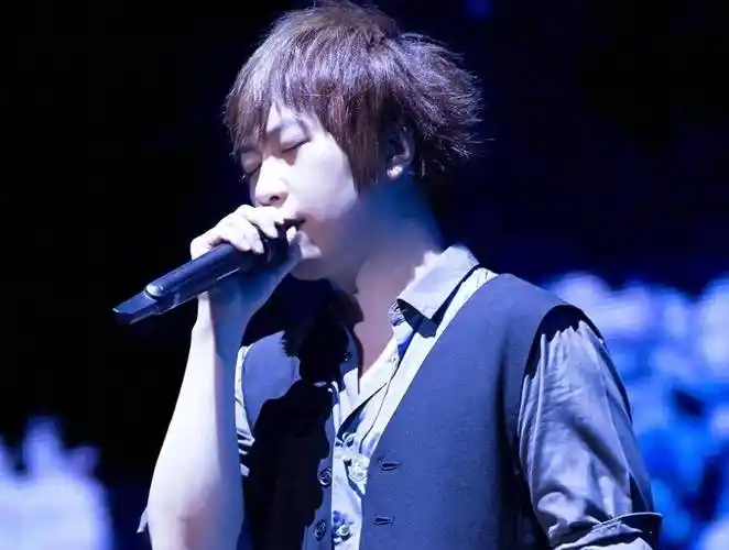 五月天主唱阿信在演唱会唱歌时吸氧_工作_健康状况_表演