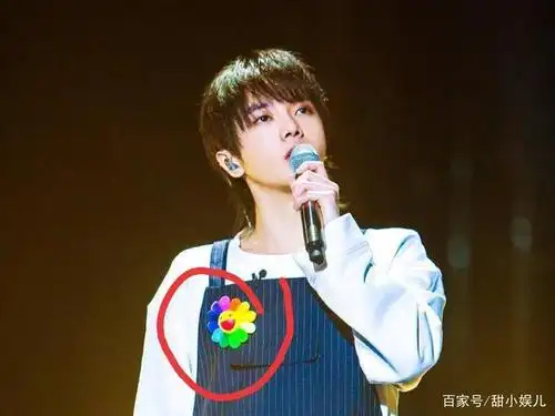 綦美合的微博中曾晒出了粘着太阳花的鞋子,而同时期王一博机场照中,他