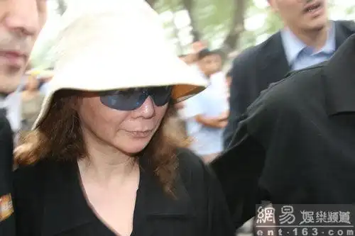 群众难舍老爷子文兴宇激动冲击灵堂大门