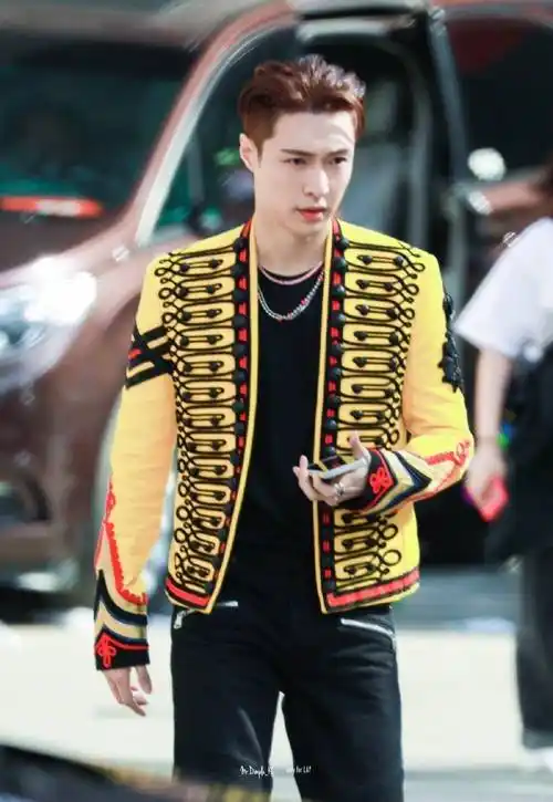 张艺兴路拍,黄色"王子"外套配牛仔裤行色匆匆,像出逃的王子_黑色_造型