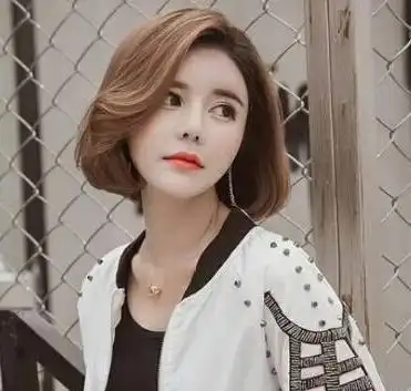 一款推荐给鹅蛋脸女生的短发,就是韩式比较流行的偏分波波头卷发发型