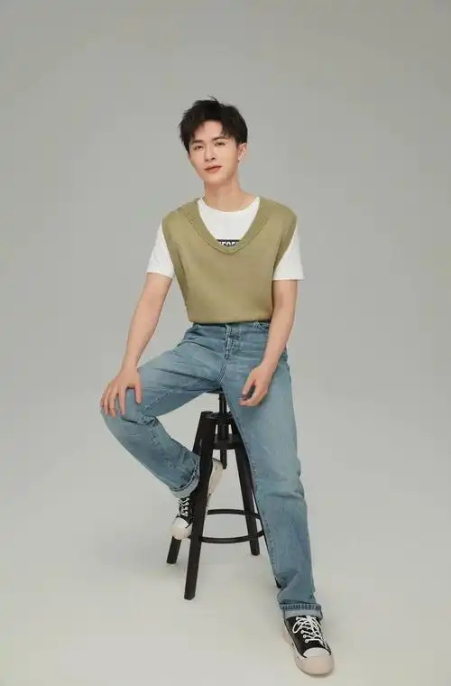 张逸杰少年感写真曝光 治愈笑容展现青春魅力