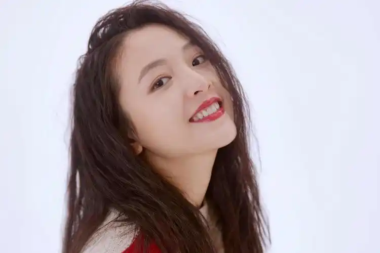 吴倩暖冬写真曝光 元气look释放无与伦比的美丽