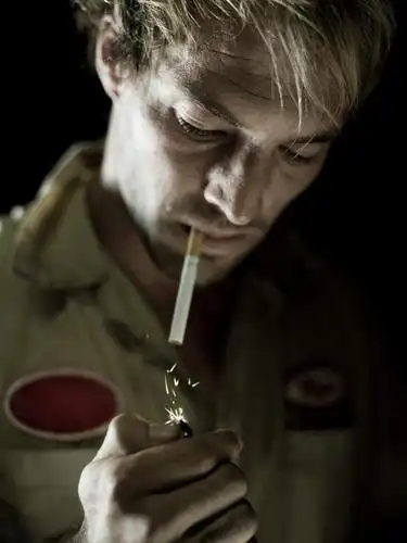 西方人,脸,头,脸颊,一个人,吸烟,竖图,室内,白天,正面,香烟,欧洲,欧洲